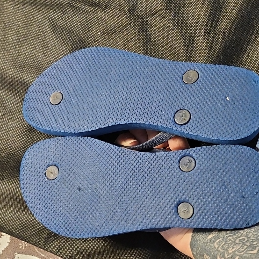 Bundle 2 Pair Old Navy Blue and Black Flip Flops Size 6/7 - Picture 5 of 9